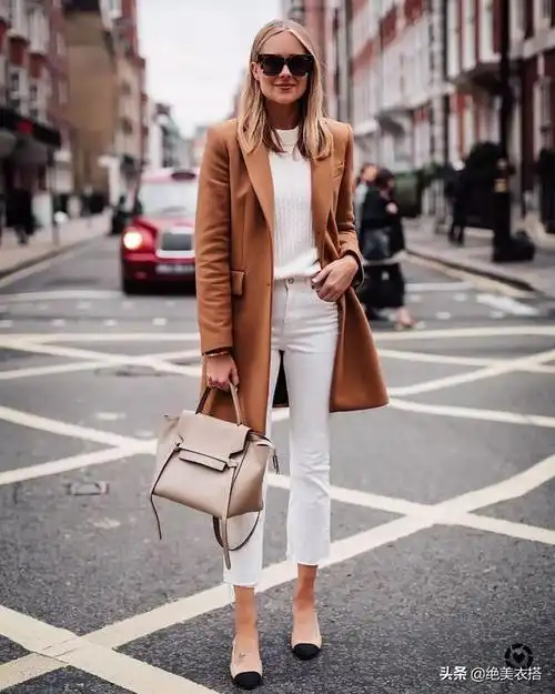白裤搭配驼色(玩转白裤子穿搭) - 趣味头条