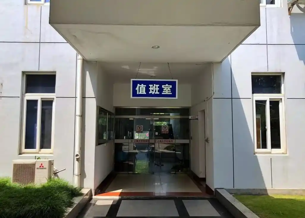 值班地点设在医院边门值班室,急诊可直接去外面医院就诊.