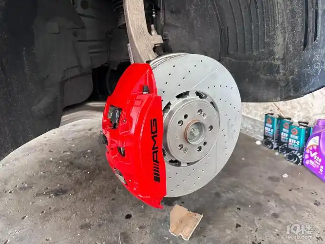 奔驰gls450升级原厂前六活塞刹车卡钳,提升制动能力,红色显运动