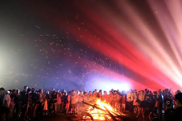 首场篝火晚会 3000游客与八台山浪漫邂逅