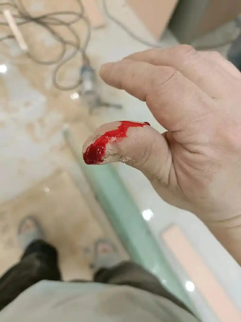 干活要小心呀!不用急慢慢来,慢点就可以把手手指头切下来了 - 抖音