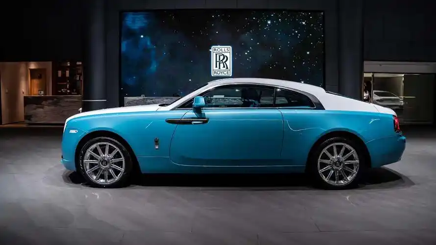 2021款劳斯莱斯-魅影尾灯组均采用了led光源,各个灯组点亮效果十分