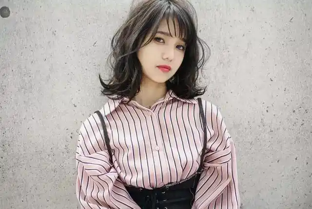 脸圆短下巴的女生还有救吗?9款发型让你扬长避短