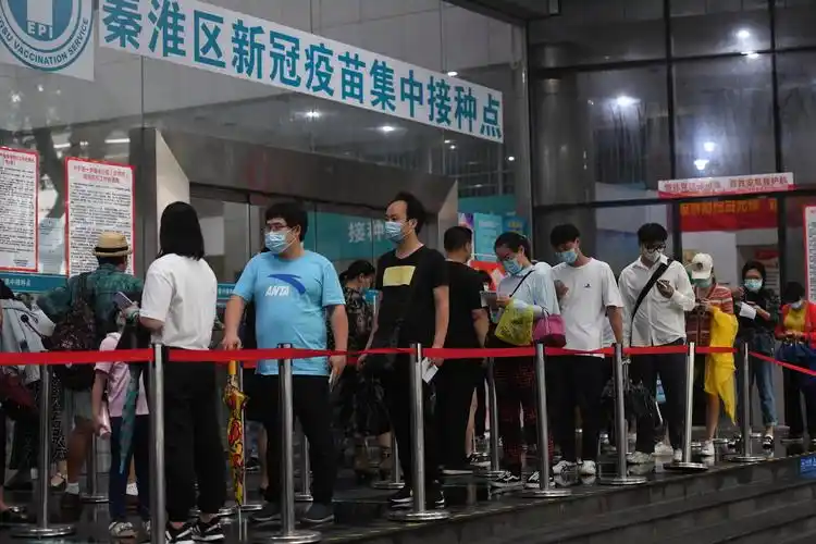 8月16日,在南京市秦淮区新冠疫苗集中接种点,市民排队准备接种疫苗.