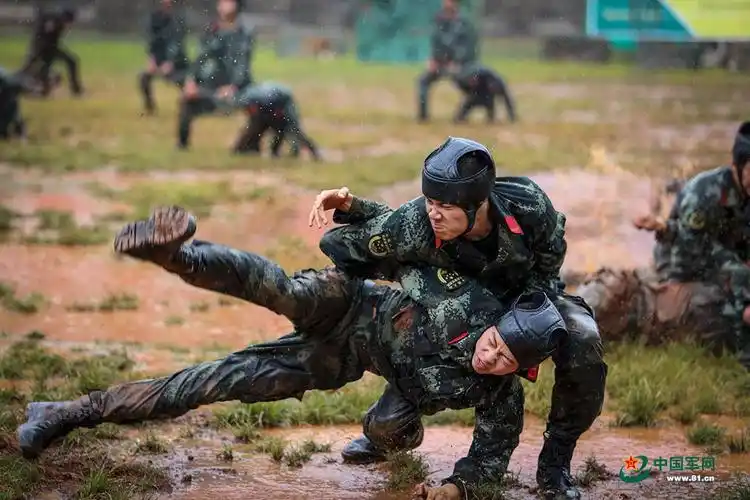 超燃!武警官兵雨中训练迎"八一"