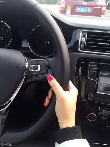 通过方向盘看美甲你猜我美吗