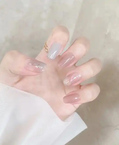 适合上班的浅色美甲,上班族淡雅美甲图片-528时尚网