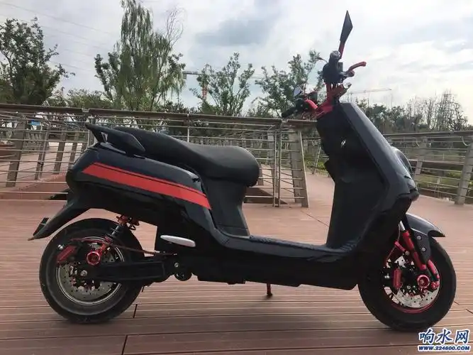 亮骚黑红配色中置电摩!