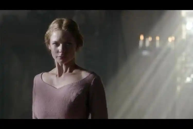 「白王后」这个领子好美啊~看了小半集就关了女主刚丧父就开始撩拨新