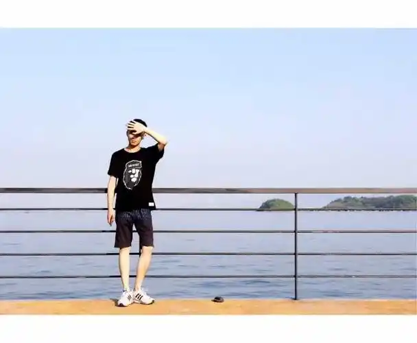 男生拍照时如何摆姿势?