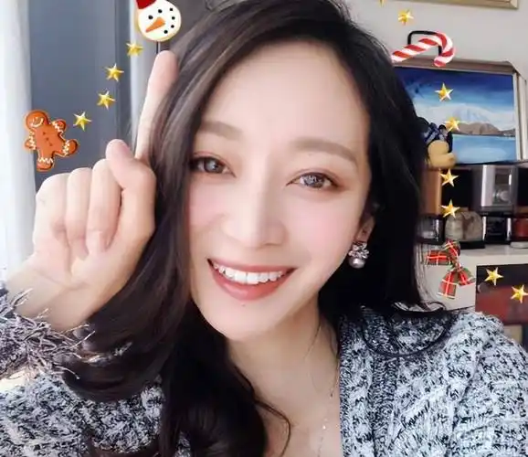 王治郅的妻子周蕾不仅是美丽的女性,也是一位才华横溢,勤奋的人.