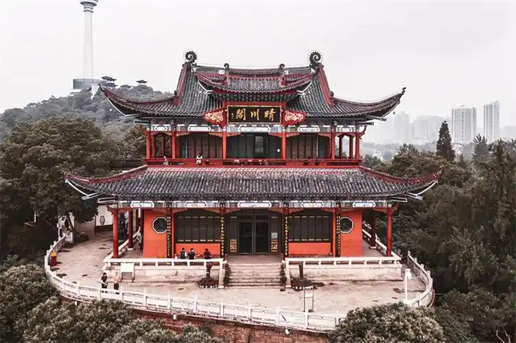 四季气候分明,人文景观更是具有浓郁的楚文化特色,境内的历史名胜古迹