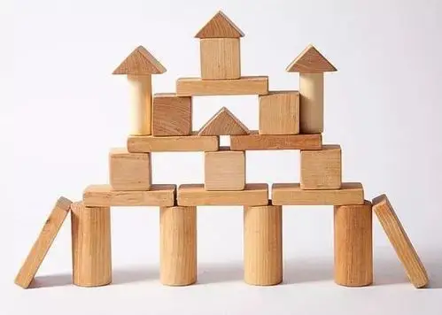 会运用 架空,组合,对称,按规律排序等基本的建构技能,用积木搭建作品