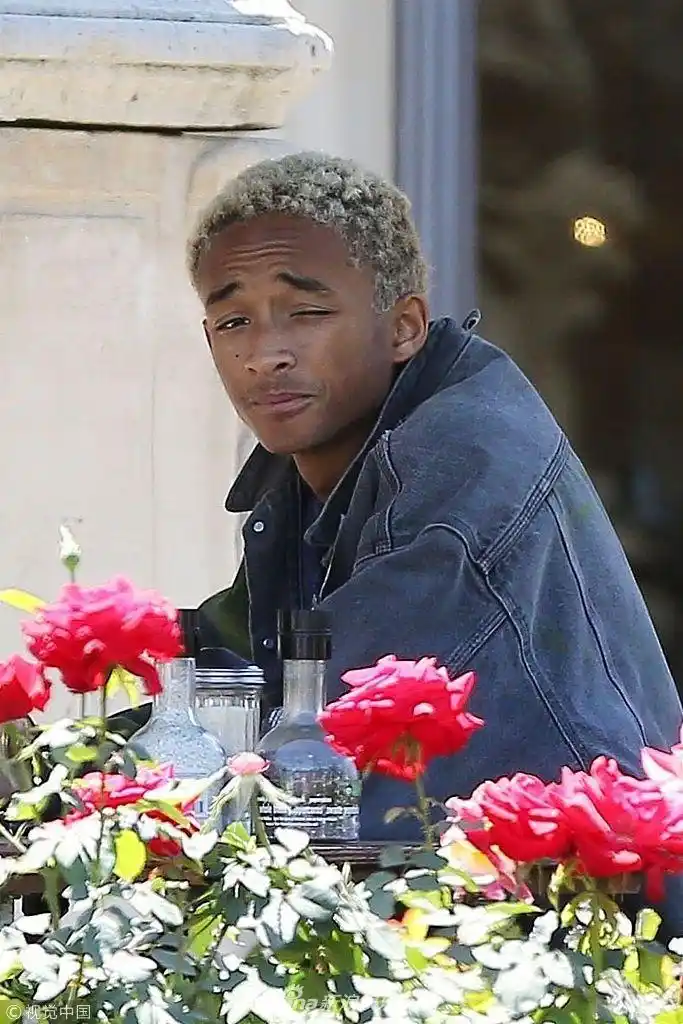 组图:贾登·史密斯喝饮料不时噘嘴卖萌 见偷拍竖中指行为不雅