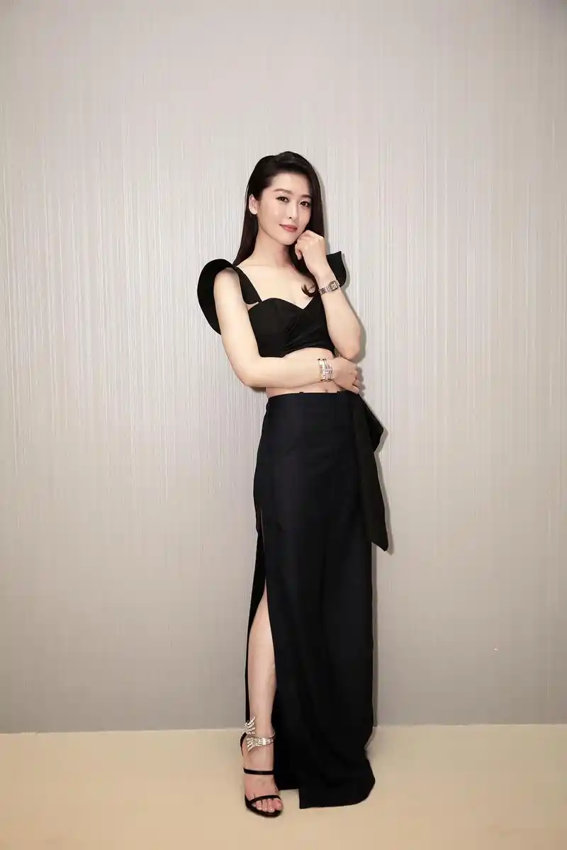 她是范玮琪的好朋友,网传曾经被余诗曼抢走男友,真的是美貌天仙