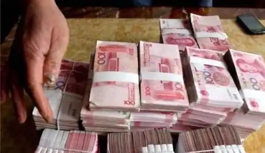 几天前,刘老汉的儿子给了他十万块钱,刘老汉觉得儿子挣钱也很辛苦,就