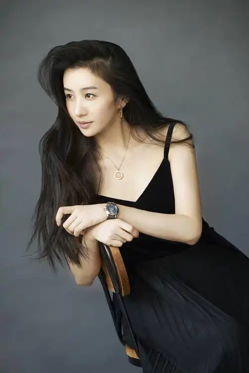 温婉可人的外表和灿烂甜美的笑容让陶慧娜在文工团服役期满后,顺利地