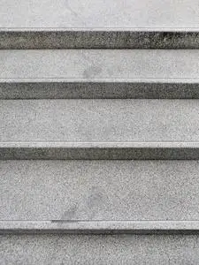 城市建筑与建筑楼梯在室外楼梯石水磨石, 大理石地板室外建筑混凝土