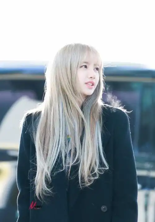 blackpink的lisa,新发色"人间芭比",什么颜色都hold住的小仙女!