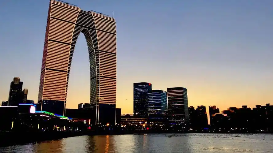 苏州地标性建筑东方之门,俗称"大秋裤",哈哈.