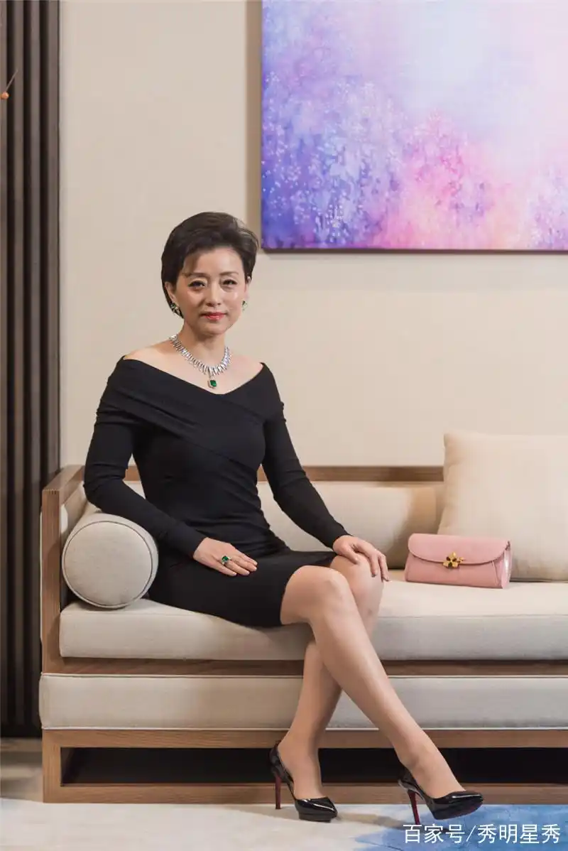 成熟知性主持人杨澜,岁月增添了成熟的气质