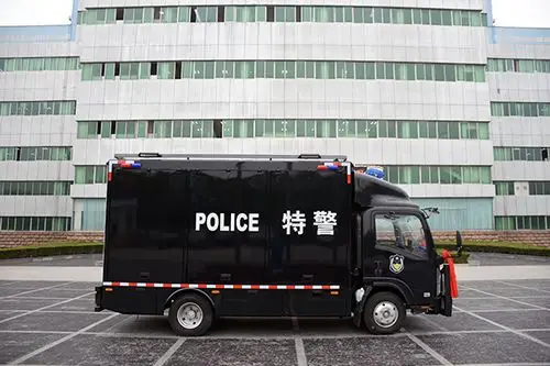 设计搭建装备架改装而成,可随时携带武装装备与运送特警队员的车辆