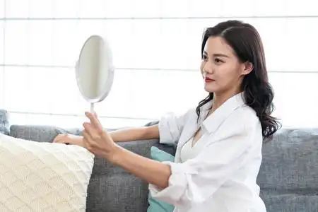 唯美照镜子笑图片