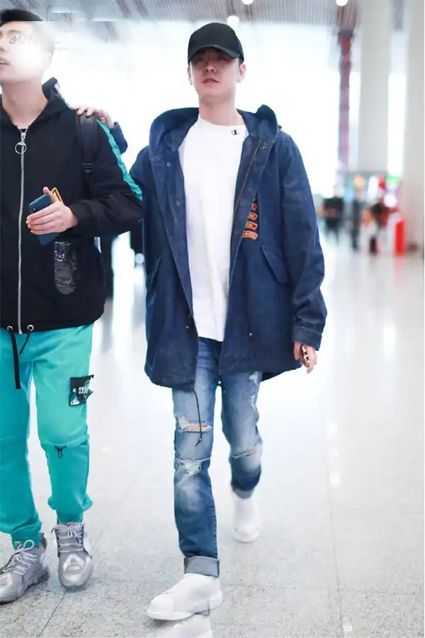 张云雷得罪了摄影师吗?穿一条牛仔破洞裤腿都变形了,简直不敢看