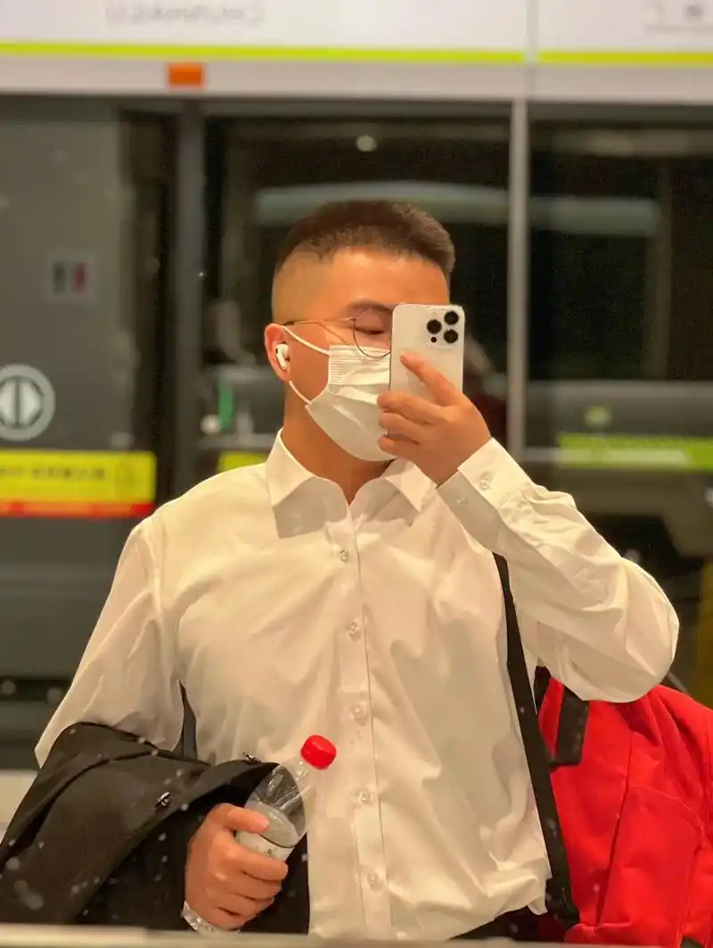 02被迫长大.#正装 #对镜拍 #寸头 #有肉感的小胖子 # - 抖音