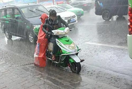 暴雨中的妈妈, 自己被淋成落汤鸡, 也不让孩子迟到半分钟