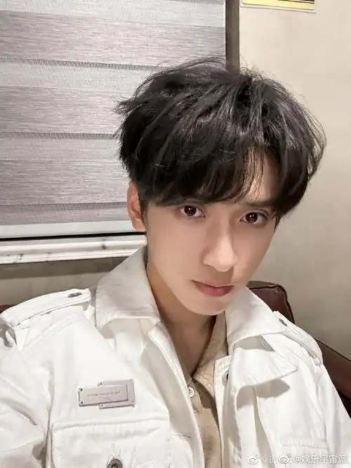 严浩翔的衬衫扣子##严浩翔白衬衫自拍