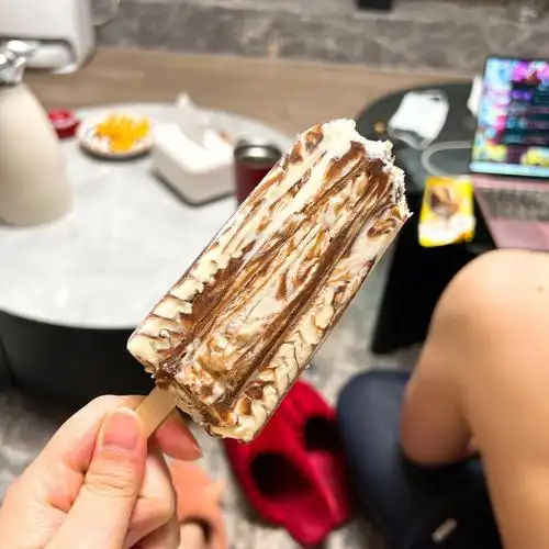 孕期小孕妇吃冰棒自由