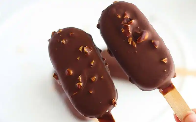 自制酸奶草莓雪糕巧克力脆皮流心酱夹心好看又好吃