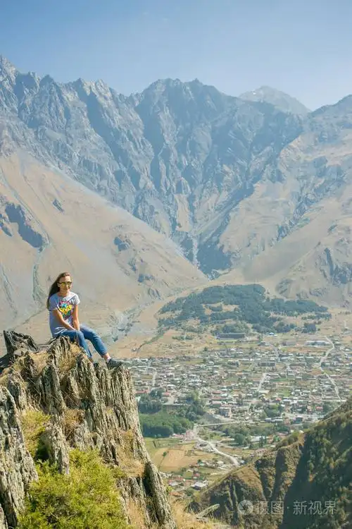 背包徒步旅行的登山者在山顶上有一个年轻的女人, 一个女孩.