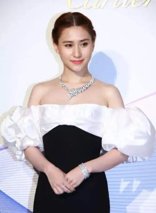 何超盈过大礼,有孕在身身形臃肿,美貌不及姐妹何超莲和何超欣