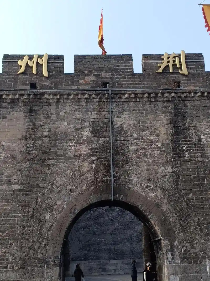 数尺高墙古荆州,城垣怀古自空愁.一代枭雄图霸业,三国鼎立战不 - 抖音