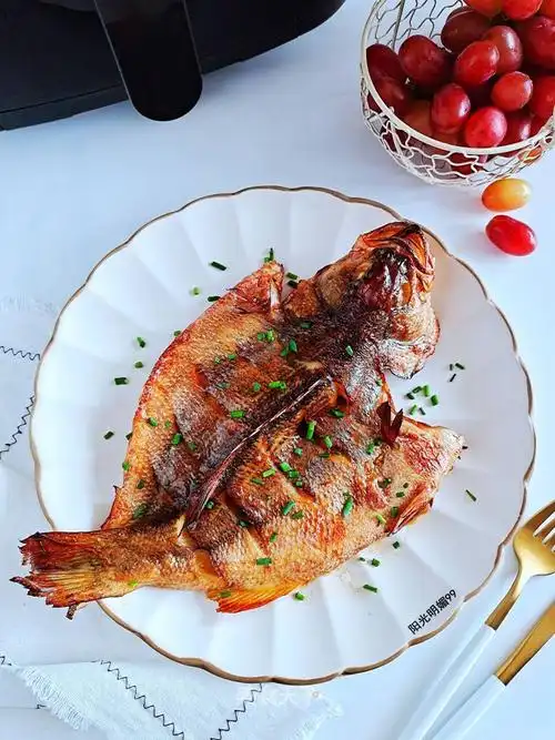 自制烤鲈鱼的做法步骤_阳光明媚99_美食天下