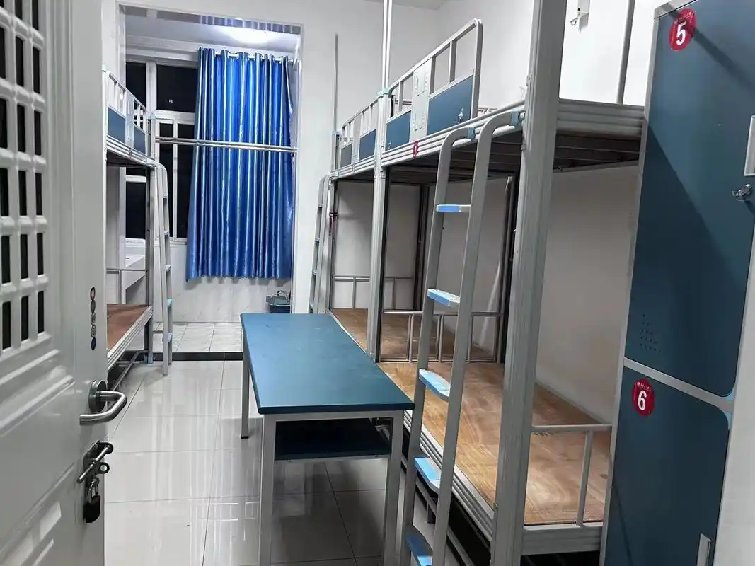 齐鲁理工学院宿舍四,八人间 欢迎齐鲁理工学院的小萌新们~ 有没有报考