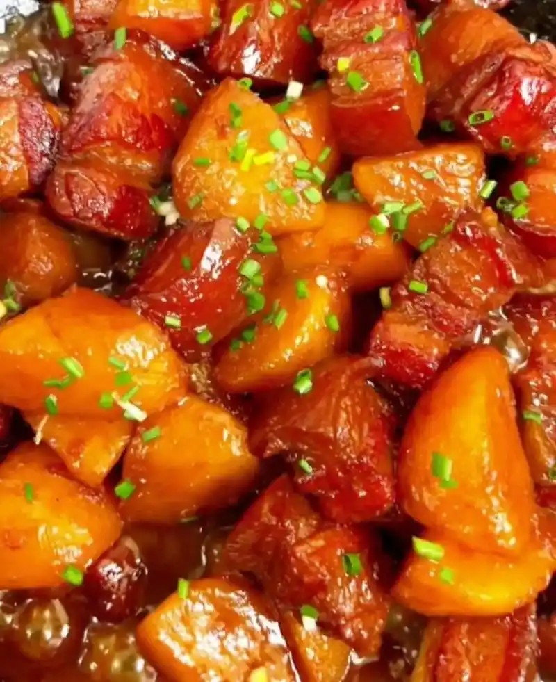 红烧肉炖土豆百吃不腻.食材:五花肉,土豆,啤酒 做法:1 锅 - 抖音