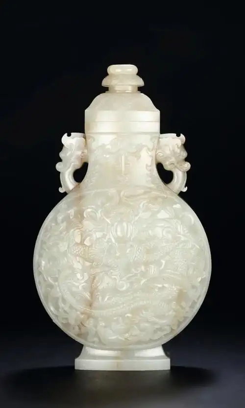 此玉杯及盏托取和田白玉为材,温润细腻.