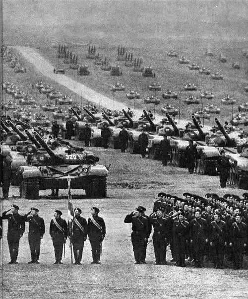 在1981年"西方-81"演习后接受检阅的苏军部队,这是冷战时期苏联地面