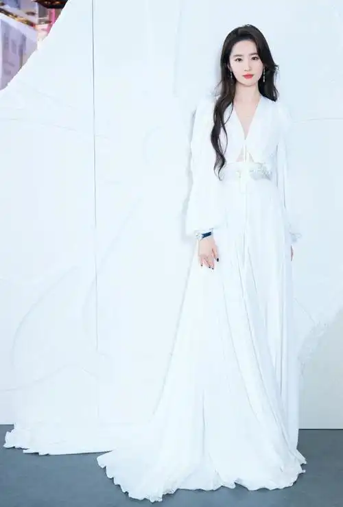 仙气飘逸刘亦菲一袭白色礼服太美啦