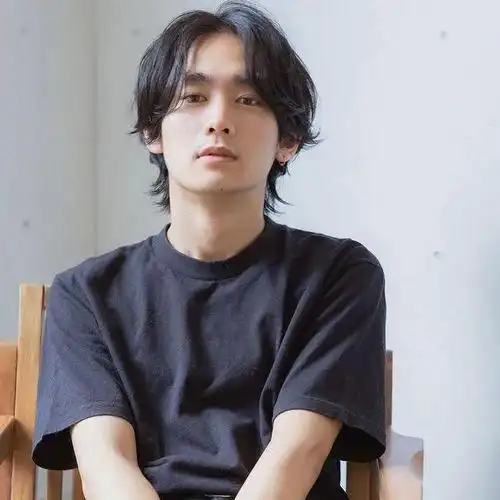 厌倦的直发的男生,自然的纹理烫了解一下~日系男生标准发型,配上性