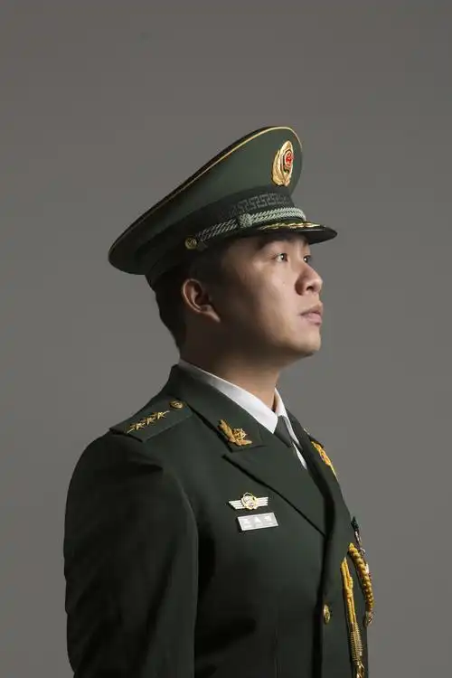 即将退出现役的消防武警官兵,最后一次穿军装