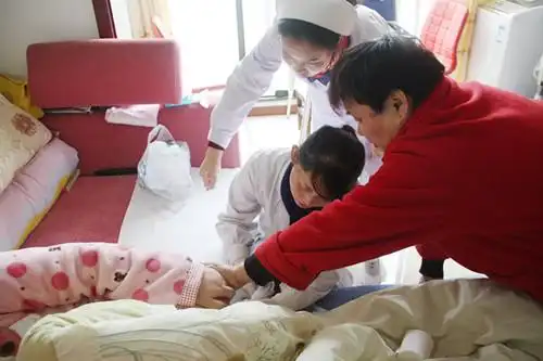 指检时发现直肠中积满大便,通过直肠给药完成了相关治疗