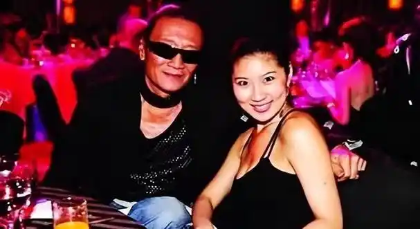 就当大家习惯了谢贤的身边有个年轻女友时,2018年7月,谢贤在一个活动