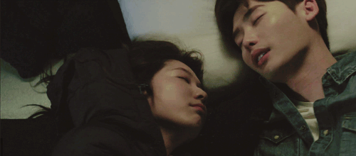 李钟硕帅气情侣拥抱gif动图_动态图_表情包下载_soogif