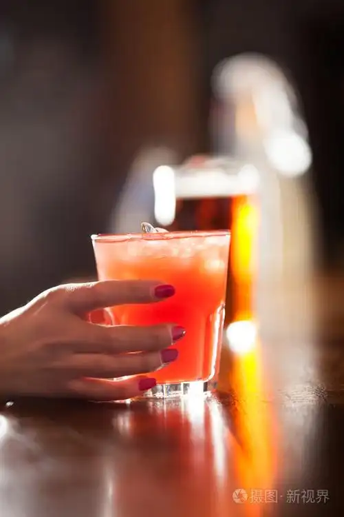 持有一种鸡尾酒的女人