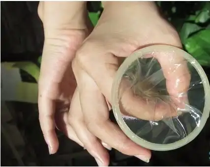 真人演示"女用避孕套"使用方法(5)