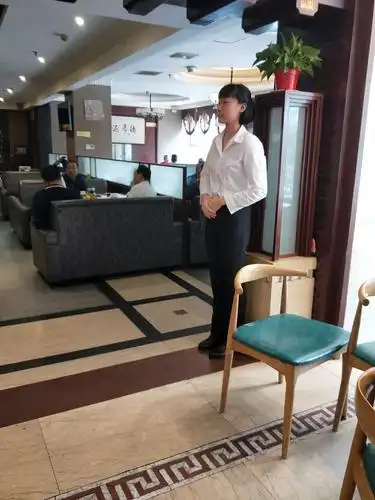 茅台迎宾酒店咖啡厅服务员体验,高一14班社会实践活动